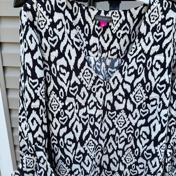 Vince Camuto Flutter Bell Sleeve V-neck Etched Geo Blouse Large - Picture 5 of 12
